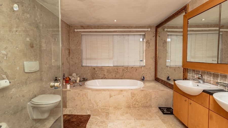 6 Bedroom Property for Sale in Bloubergstrand Western Cape
